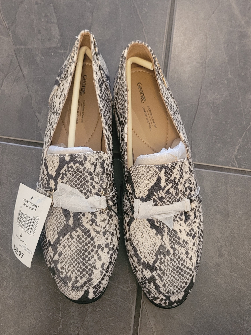 2/20 Women's Snake-Print Slip-On Loafers in Black & White Size 6 Nwt